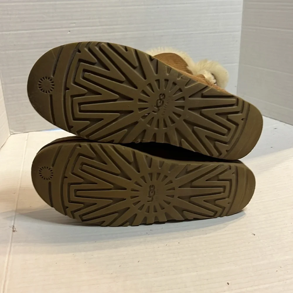 UGG Australia-8-chestnut brown classic comfy Cozy Sheepskin Boots  button detail - Picture 8 of 15